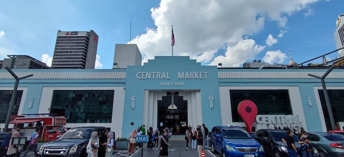 Central Market (Pasar Seni) is one of the tourist attractions in Kuala Lumpur. The original building was built in 1888 by the British, used as a wet market. The current Art Deco style building was com